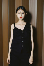 画像をギャラリービューアに読み込む, black denim camisole gilet